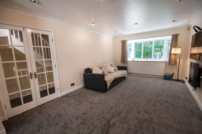 8, Lowther Close, Manchester photo 4