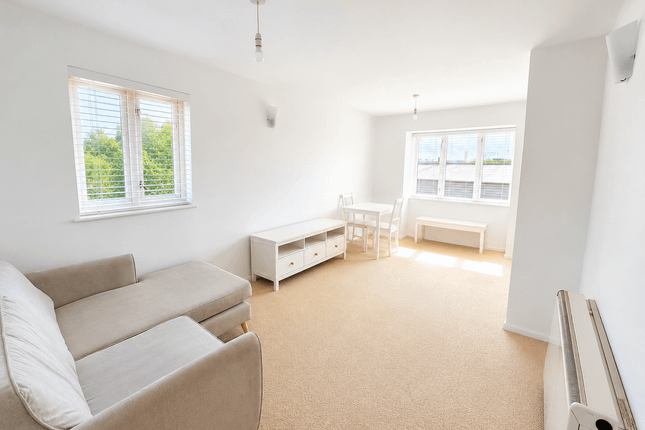 140 Brimfield Road, Purfleet On Thames photo 2