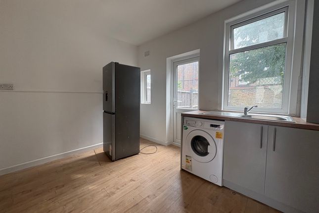 14, Bedwell Road, London photo 4