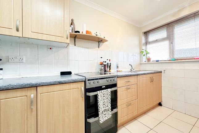 138A , Carfax Avenue, Tongham photo 4