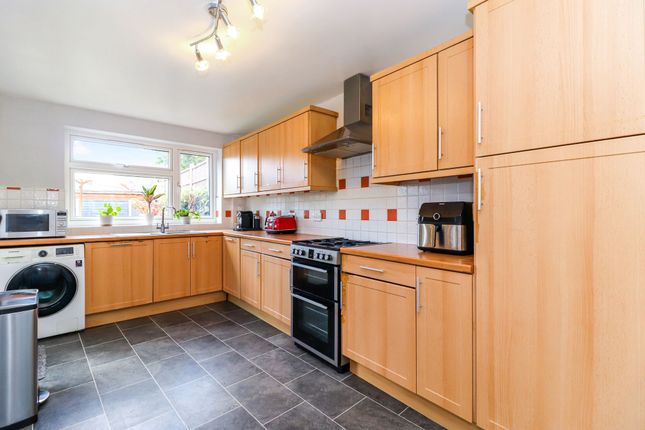 10 Trident Road, Watford photo 5