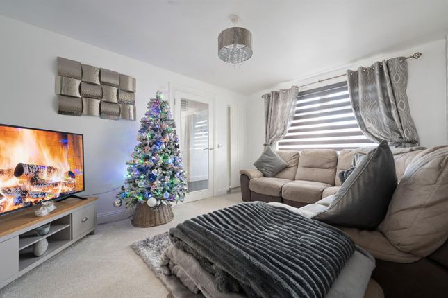 93, Glenburn Gardens, Whitburn photo 2
