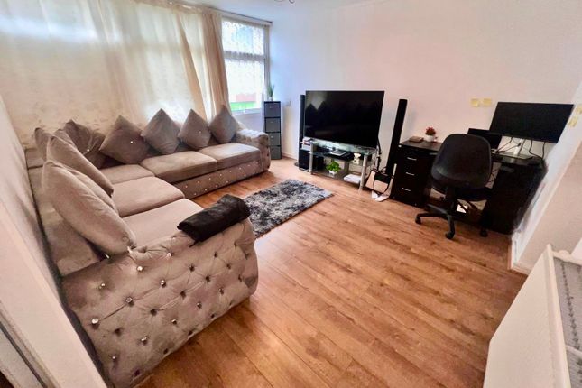 32a Stroud Avenue, Willenhall photo 3