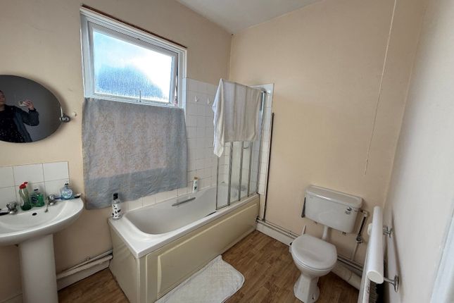 Flat 2, Forest Road West, NG7 photo 4