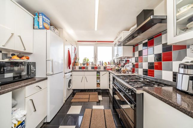 Flat 59, Finsbury House, Partridge Way, London photo 3