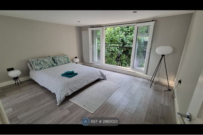 Cranford Close, London photo 3