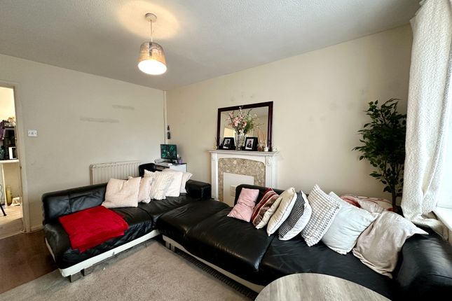 31, Shayler Grove, Wolverhampton photo 2