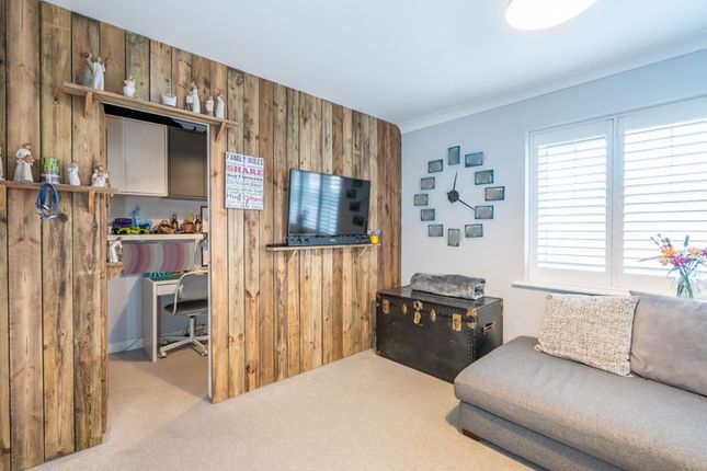 6, Stoney Meadow, Chichester photo 4