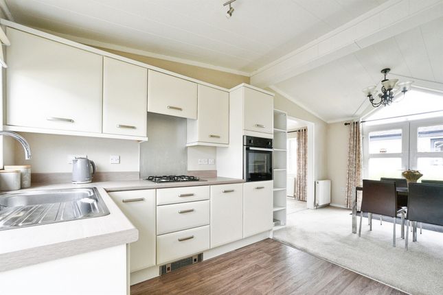 15, Lechlade Court, Lechlade photo 2