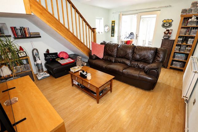 4, Swan Close, Burton Latimer photo 4