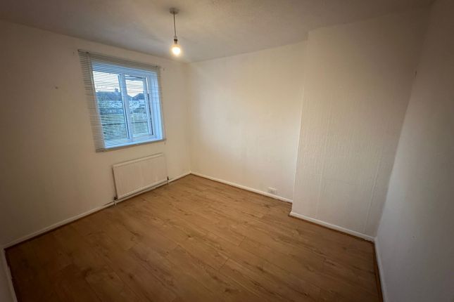 9 Moore Avenue, Moore Avenue, Grays photo 5
