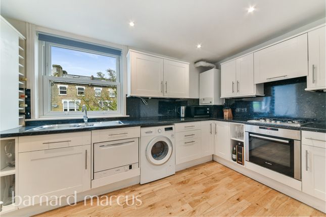 Town house for sale in Downbury Mews, London
