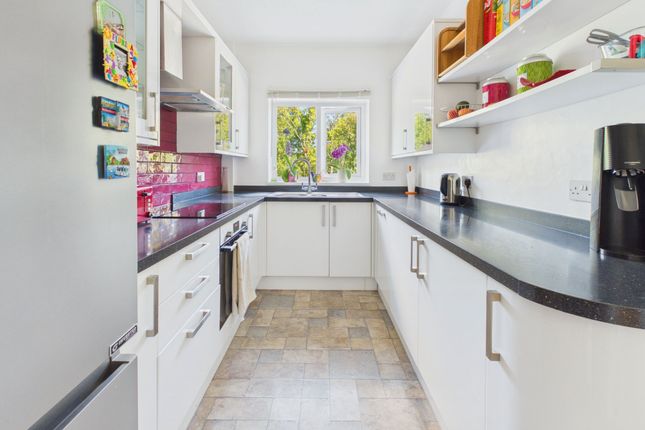 28 Cook Road, Barry photo 3