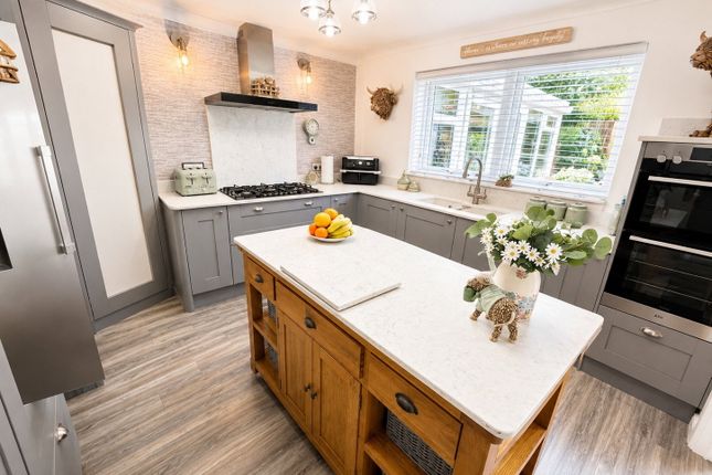 10, Lisko Close, Brierley Hill photo 3