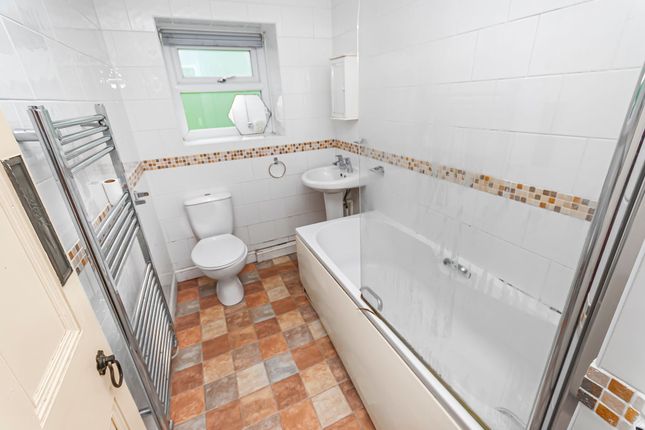 7 Cliff Mount, Bury photo 3
