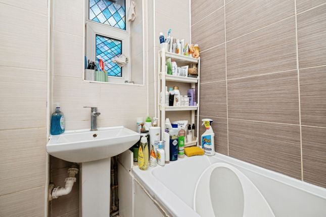 Flat 21, Redmill House,, Headlam Street, London photo 4