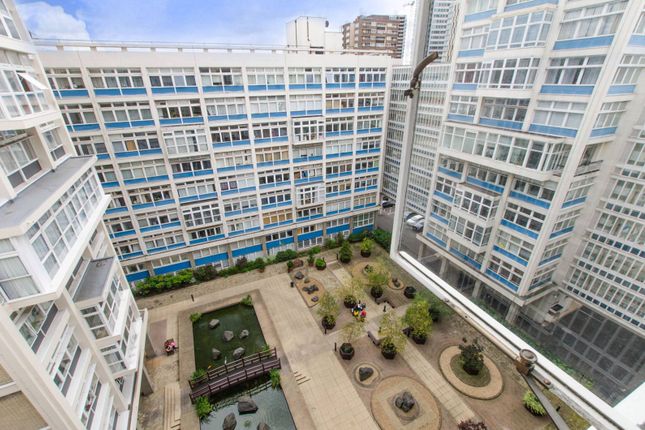 Flat for sale in Newington Causeway, Elephant And Castle, London