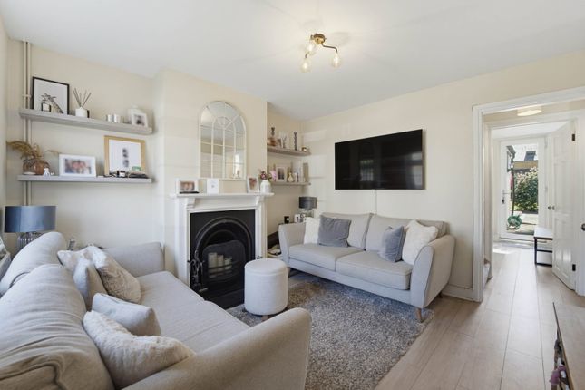 16, Victory Road, Chertsey photo 2