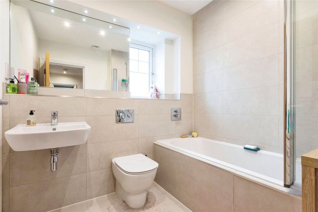 14, Cygnets Close, Surrey photo 3