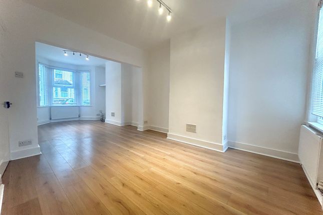 17 Tharp Road, Wallington photo 2