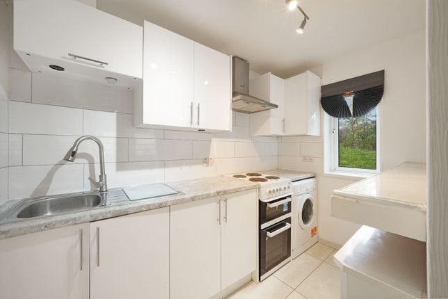 11 Wood Close, Harrow, Middlesex photo 4