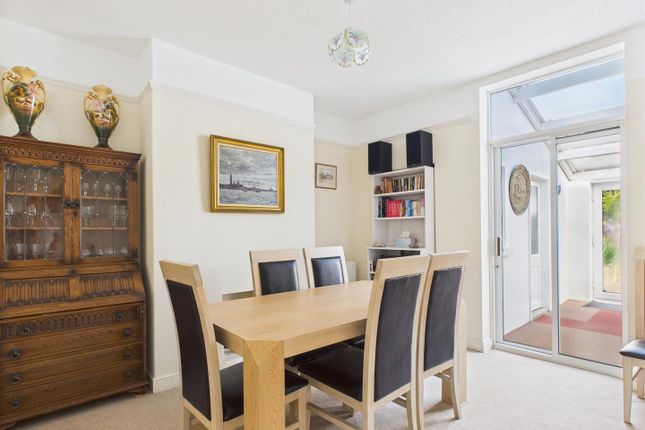 21, Lewis Place, Porthcawl photo 4