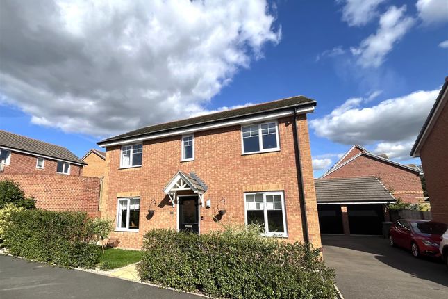 4-bed house on Solus Gardens, Southam, £1,950/mo