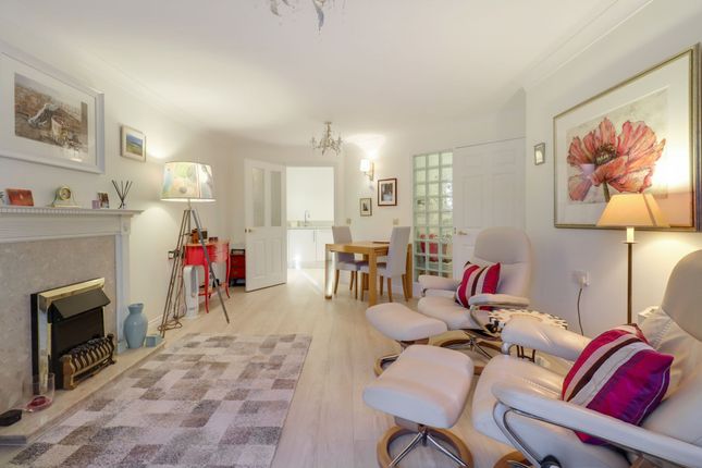 Flat 35, Hinchley Manor Manor Road North, Esher photo 2