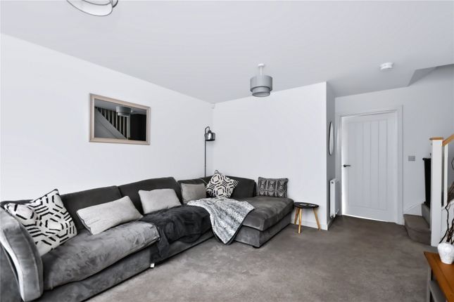 3, Rees Crescent, Oldham photo 4