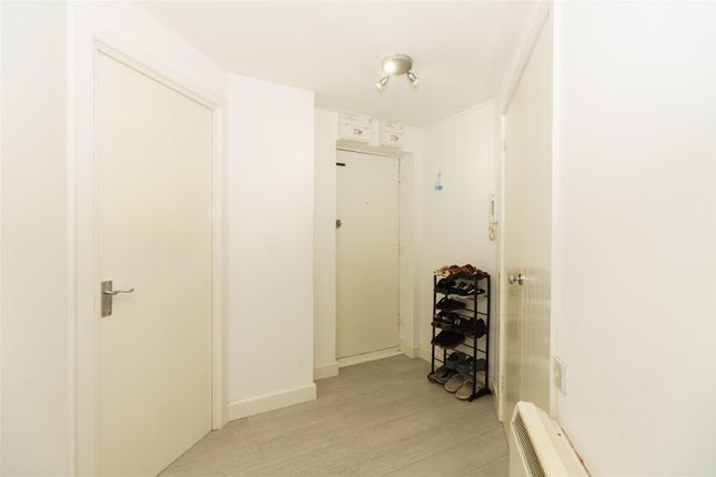 4 Avocet Court, 37 Harrier Road, London photo 3