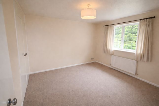 14, Kilburn Close, Reading photo 4