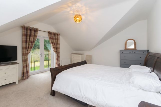 3 Hampton Close, Borehamwood photo 2