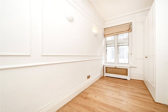 Flat to rent in Old Court Place, London