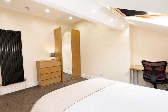 5 Carlton Road, Salford photo 3