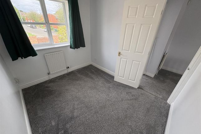 8, Longfield Court, Heckmondwike photo 5