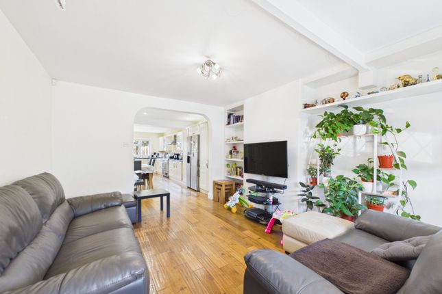 44, Desford Way, Surrey photo 2