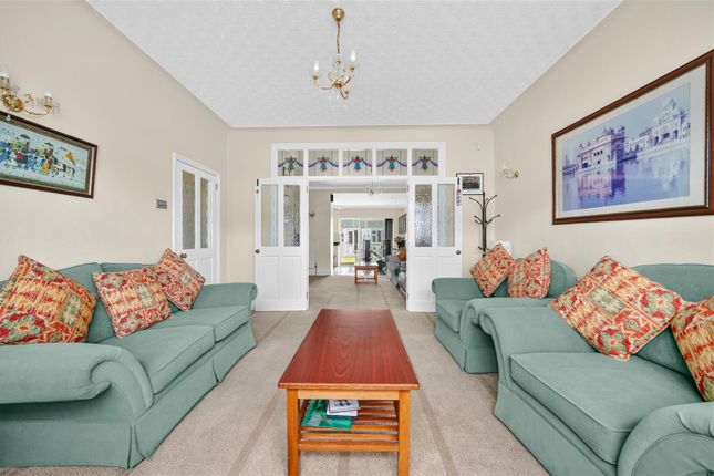 28, Bergholt Avenue, Ilford photo 4
