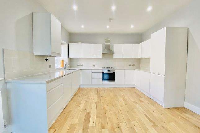 Flat to rent in Gloucester Road, New Barnet
