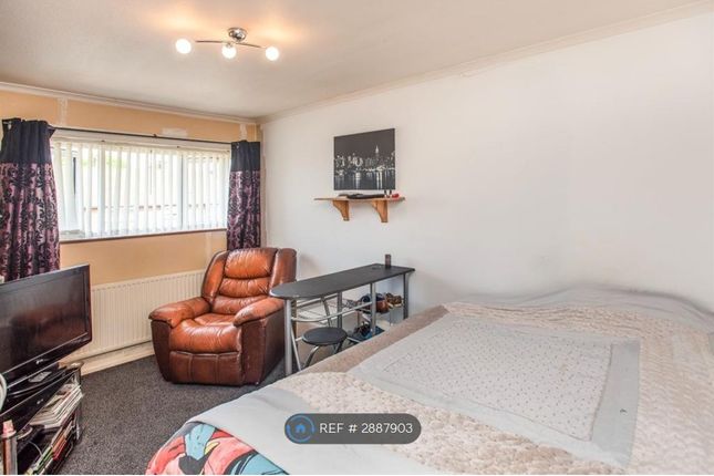 Gleneagles Close, South Oxhey, Watford photo 4