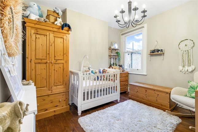 Flat for sale in Eaton Park Road, London