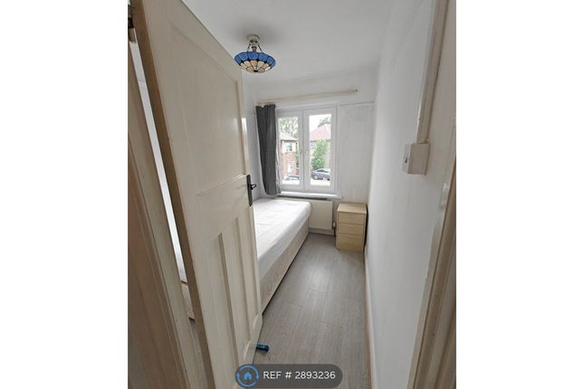 Redfern Avenue, Whitton, Hounslow photo 3