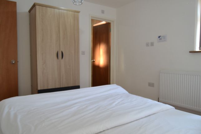 19 Liphook Close, Hornchurch photo 3