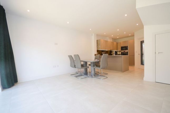 19 Aspen Road, High Wycombe photo 4