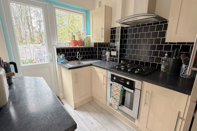 33, Reynolds Close, Carshalton photo 3