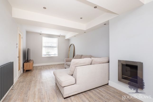 27, Dore Gardens, Morden photo 3