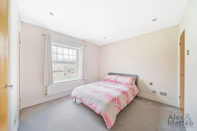 Flat for sale in Old Canal Mews, Bermondsey