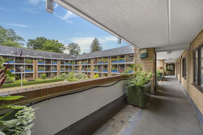 29, Emmbrook Court, Reading photo 3