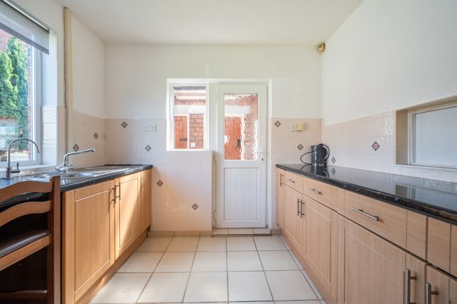36, Staveley Crescent, Somerset photo 3