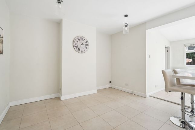 8 Neston Road, Watford photo 4