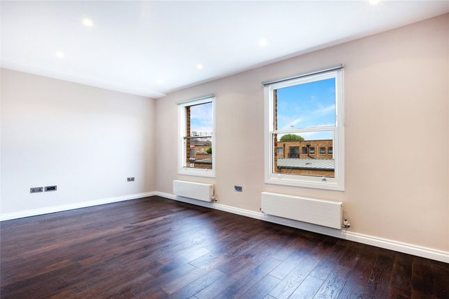 Terraced house to rent in Kennington Park Road, London